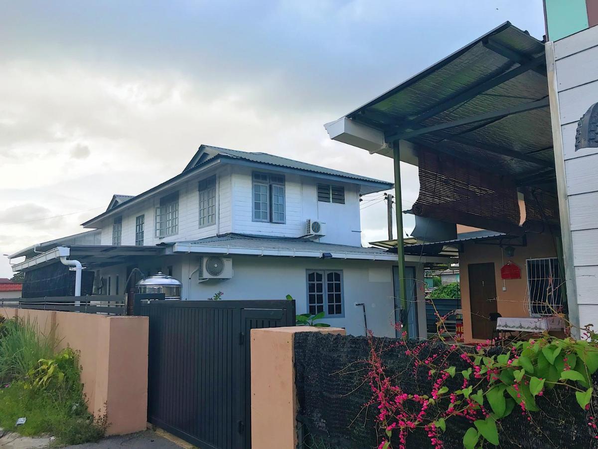 Merdeka Guest House 2 クチン エクステリア 写真